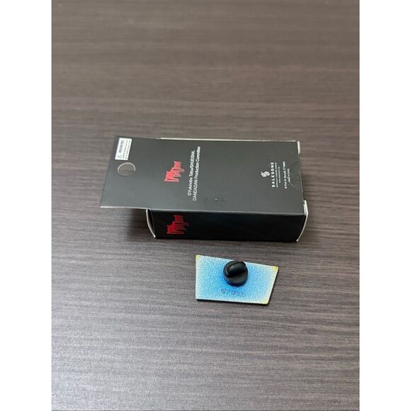 Dandadan Opening Scene Character Blind Box Pin - Aira Shiratori - Picture 2 of 2